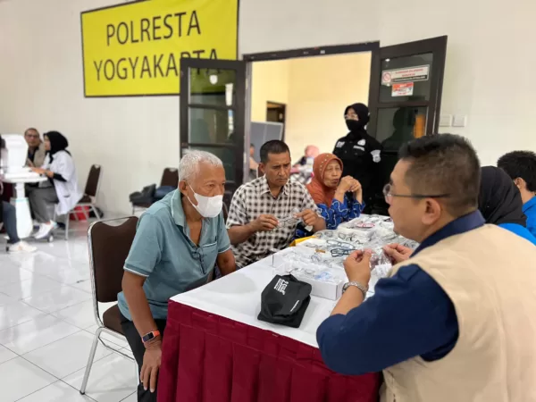 Di Polresta Yogyakarta, Polda DIY Berbagi Kacamata Gratis Kepada Masyarakat