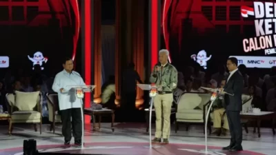 Beda dengan Prabowo, Puan Salami Anies Usai Debat Capres