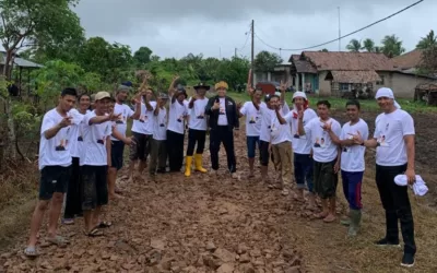 Relawan IM Ganjar dan Relawan GML Gotong Royong Perbaiki Jalan Lubuk Banjar Masin