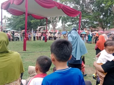 Warga Desa Hanura Ramai-ramai Tonton Pertunjukan Kuda Lumping yang di Gelar TPD dan Relawan Ganjar–Mahfud