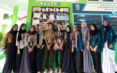 Ajak Siswa Kreatif, Mahasiswa KKN-PLP Unila Desa Kertosari X Buat Mading Sekolah