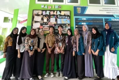 Ajak Siswa Kreatif, Mahasiswa KKN-PLP Unila Desa Kertosari X Buat Mading Sekolah