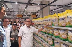 Beras Premium Mahal, Zulhas Imbau Warga Beralih Konsumsi Beras Bulog