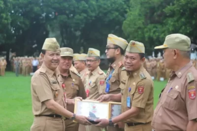 Pj. Bupati Nukman Serahkan Penghargaan Laporan Capaian Kinerja Penyerapan Anggaran
