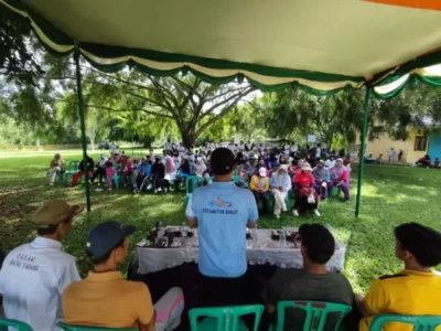 Investasi Jangka Panjang, Mahasiswa KKN Unila Sumbang 3.000 Bibit Sengon dan Pinang
