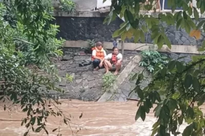3 Santri di Bandung Hilang Terseret Arus saat Berenang di Sungai Cikapundung