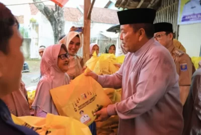 Arinal Luncurkan Operasi Pasar Beras Medium di Kota Metro, Juga Bagikan Bantuan Sembako dan Kursi Roda