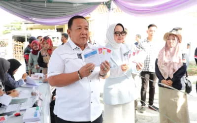 Gubernur Arinal dan Keluarga Salurkan Hak Pilih di TPS 22 Sepang Jaya