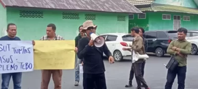 Gelar Aksi Di Bawaslu Provinsi Jambi, Ini Tuntutan LSM Bidik Indonesia