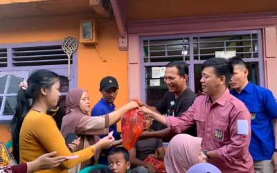 Sambut Paskah, GMKI Kolaborasi dengan KNPI Berbagi di Kecamatan Bumi Waras