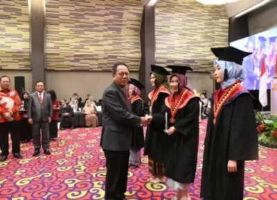 Mingrum Gumay Hadiri Sidang Senat Terbuka Wisuda Sarjana Ke-46 UTB