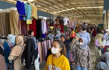 Pedagang Jelang Lebaran: Orang Datang Cuma Lihat, Belinya di Online