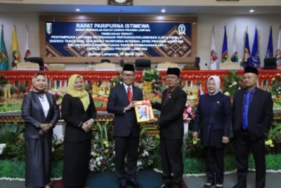 Sekdaprov Fahrizal Serahkan LKPJ Kepala Daerah Tahun 2023 kepada Ketua DPRD Lampung dalam Rapat Paripurna Istimewa DPRD