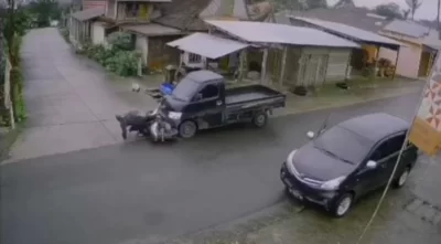 Terekam CCTV, Mobil Grandmax Tabrak Pengendara Motor Hingga Terseret Belasan Meter