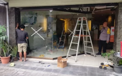 Xpander Seruduk Kafe di Surabaya