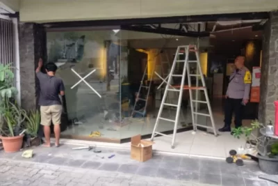Xpander Seruduk Kafe di Surabaya