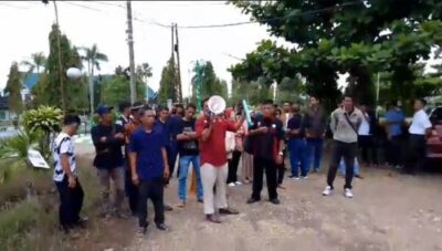 Datangi Kantor Disnaker Kabupaten Batanghari Puluhan Pekerja PT.DMP Tuntut penyelesaian Masalah Uang Pesangon