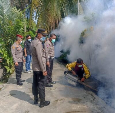 Antisipasi penyebaran DBD, Polres Pesisir Barat bersama UPTD Puskesmas krui laksanakan fogging di pemukiman masyarakat