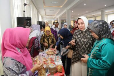 Ibu Riana Sari Arinal Buka Kegiatan Sosialisasi dan Bimtek Literasi Keuangan untuk UMKM Perempuan di FEB Unila 