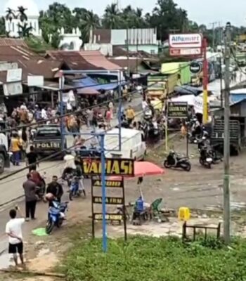 Tak Terima Warganya Ditangkap Polisi, Warga Sebapo Blokir Jalan Nasional