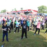 Gubernur Arinal dan Ibu Riana Senam Bersama Ribuan Masyarakat Pringsewu dalam Rangka Gebyar Posyandu 2024