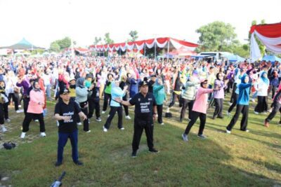Gubernur Arinal dan Riana Sari Senam Bersama Ribuan Masyarakat Pringsewu dalam Rangka Gebyar Posyandu 2024