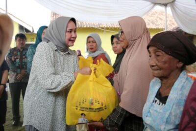 Riana Sari Arinal Berikan Bantuan Sembako dan Alat Steam untuk Warga Gadingrejo Pringsewu
