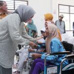 Sampaikan Salam dari Gubernur Arinal, Riana Serahkan Bansos Program Yansos Jejama kepada Penyandang Disabilitas