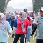 Hari Pertama Berdinas, Pj. Gubernur Samsudin dan Maidawati Retnoningsih Senam Bersama Pegawai Pemprov Lampung