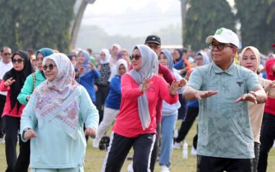 Hari Pertama Berdinas, Pj. Gubernur Samsudin dan Maidawati Retnoningsih Senam Bersama Pegawai Pemprov Lampung
