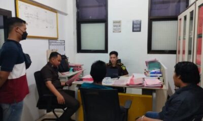 Polsek Talang Padang Limpahkan Tersangka Penganiayaan ke Cabjari