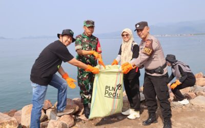 Peringati Hari Lingkungan Hidup, PLN Ajak Mahasiswa Gelar Aksi Bersih Pantai di Lampung