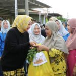 Riana Sari Arinal Beri Bantuan Sembako dari Program Siger Kepada Karyawan Toko, Pedagang dan Pemulung