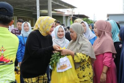 Riana Sari Arinal Beri Bantuan Sembako dari Program Siger Kepada Karyawan Toko, Pedagang dan Pemulung