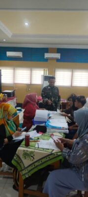 Babinsa Kel. Sungai Putri Pantau PPDB di Wilayah Binaan