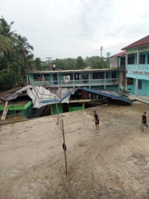 Hujan lebat dan di Sertai angin Kencang mengakibatkan atap pondok pesantren Ainul Yaqin roboh 