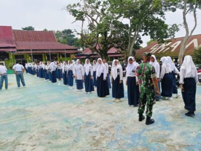 Babinsa Kelurahan Simpang Rimbo Berikan Materi Bela Negara di SMA Negeri 11 Jambi