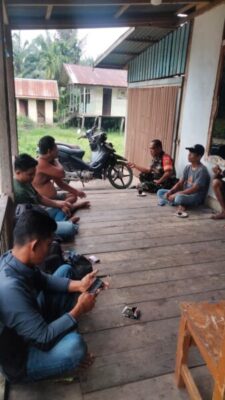 Babinsa Tanjung Raden Sosialisasikan Dampak Karhutla Melalui Komsos dengan Warga