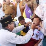 Pj. Gubernur Samsudin Lakukan Tetes Polio Pertama, Tanda Dimulainya Program Imunisasi Polio Massal di 15 Kabupaten/Kota di Provinsi Lampung