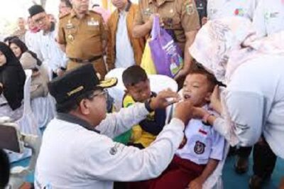 Pj. Gubernur Samsudin Lakukan Tetes Polio Pertama, Tanda Dimulainya Program Imunisasi Polio Massal di 15 Kabupaten/Kota di Provinsi Lampung