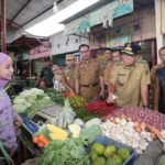 Pj. Gubernur Samsudin Pantau Harga Komoditas Pangan di Pasar Way Halim dan Way Kandis Bandarlampung