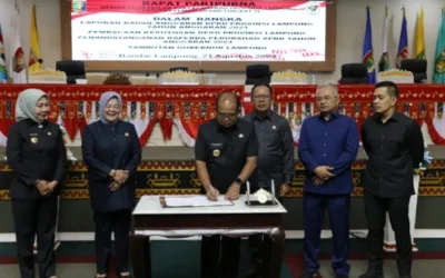 Pimpinan DPRD dan Pj. Gubernur Samsudin Tandatangani Raperda Perubahan APBD Lampung 2024