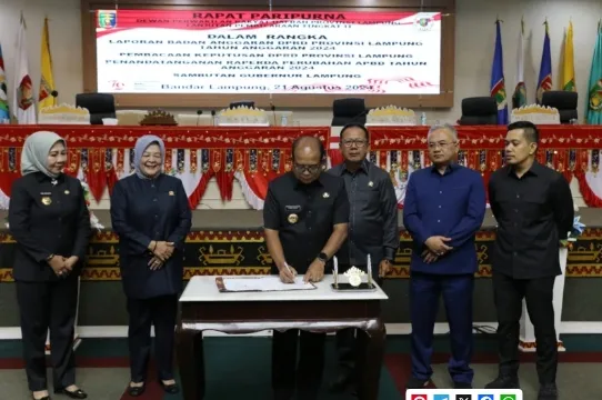 Pimpinan DPRD dan Pj. Gubernur Samsudin Tandatangani Raperda Perubahan APBD Lampung 2024
