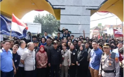Pimpinan dan Anggota DPRD Fraksi PDIP Temui Massa Aksi di Halaman Kantor DPRD Lampung