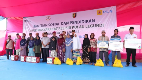 Dorong Kemajuan Pendidikan dan Akses Digital di Daerah Terpencil, Pj. Gubernur Lampung Serahkan Bantuan TJSL PT. PLN di Pulau Legundi