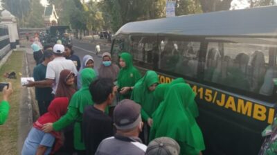 Jumat Berkah, Ny. Winda Yoga Prasetya Bagikan Bingkisan kepada Kaum Duafa