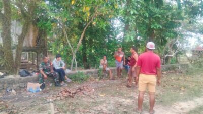 Babinsa Kelurahan Tanjung Raden Jalin Kebersamaan dengan Warga melalui Komsos
