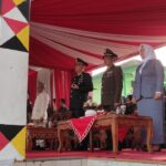 Tanggamus - Pemkab Tanggamus bersama forkopimda Peringati HUT RI ke 79 di Kabupaten Tanggamus Tahun 2024 Dengan Tema " Nusantara Baru Indonesia Maju". bertempat di Lapangan Merdeka Kecamatan Kota Agung, Sabtu, tanggal 17 Agustus 2024, Hadir dalam kegiatan tersebut Dr. Ir. Mulyadi Irsan M. T (Pj Bupati Tanggamus). Suaidi (Pj. Sekda Kabupaten Tanggamus), Para Kepala OPD. Peserta Upacara : TNI Polri, ASN Pemkab Tanggamus, Siswa/Siswi, para Ormas, para kepala pekon se-kabupaten kota agung dan tamu undangan. Dalam pelaksanaan Upacara Pengibaran Bendera Merah Putih dalam rangka memperingati HUT Ke 79 RI, bertindak selaku Irup adalah Dr.Ir. Mulyadi Irsan M.T (Pj Bupati Tanggamus) diikuti oleh Forkopimda Kabupaten Tanggamus dan peserta lainnya. Adapun petugas upacara adalah selaku Inspektur Upacara : Dr.Ir. Mulyadi Irsan M.T Pj Bupati Tanggamus. Komandan Upacara : Lettu Inf Jumiran Pasiter Kodim 0424/Tanggamus, Perwira Upacara Kapten Inf Juliani Abri Danramil 424-03/ Kota Agung, Komandan Pasukan Pengibar Bendera Letda Inf Yudi Pinalosa Dan Unit Intel Kodim 0424/Tanggamus, Petugas Pembawa Baki Aisyah Putria SMAN 2 Kota Agung, Pengibar Bendera M. Ifal Yuli Hendri SMA Negeri 1 Kota Agung. Aji Santoso SMAN 1 Semaka, Jovani Biamrirllah SMKN 1 Talang Padang. Dalam amanatnya pada upacara peringatan HUT RI ke 79, Pj. Bupati Tanggamus menyampaikan Setiap kita peringati hari Proklamasi Kemerdekaan Indonesia, maka dalam kesadaran jiwa kita akan selalu terkenang sejarah perjuangan, pengorbanan para pahlawan dan pejuang bangsa, yang tulus ikhlas, rela melepas kepentingan diri pribadi, meninggalkan sanak keluarga, bahkan sampai mengorbankan jiwa, raga, harta dan benda, sematamata demi merebut dan mempertahankan setiap jengkal bumi pertiwi dari tangan penjajah untuk mewujudkan kemerdekaan. Bangsa yang besar adalah bangsa yang menghargai jasa para pahlawannya. Untuk itu pada kesempatan yang baik ini, sudah sepatutnya kita memanjatkan do’a kepada para pahlawan yang telah gugur di medan juang maupun yang wafat setelah kemerdekaan, agar arwahnya diterima disisi Tuhan.Sebagai generasi penerus, kita harus dapat mewarisi dan melestarikan nilai-nilai perjuangan generasi sebelumnya. Kita menyadari bahwa tiap-tiap generasi dalam perjalanan sejarah bangsa dihadapkan pada tantangan zaman yang berbeda-beda. Saat ini semangat perjuangan tidak lagi dimanifestasikan dalam bentuk perjuangan fisik melawan penjajah, namun dalam bentuk perjuangan, pengabdian dan karya nyata untuk memecahkan berbagai permasalahan yang kita hadapi dalam rangka mencapai kemajuan, kemandirian dan kesejahteraan bangsa dan negara. Kini, 79 tahun sudah usia kemerdekaan kita hirup dan nikmati bersama. Setapak demi setapak kita telah berhasil merajut tata kehidupan dalam bingkai Bhinneka Tunggal Ika, sebagai pemersatu kekuatan bangsa yang dinaungi nilai-nilai luhur Pancasila sebagai pandangan hidup dan dasar negara Indonesia. Sehingga, kehidupan terasa indah, nyaman, selaras, serasi dan seimbang. Kesulitan demi kesulitan, permasalahan, hambatan, bahkan gangguan berhasil kita lewati, termasuk Pandemi Covid-19 yang melanda dunia dan telah meluluh-lantakan perikehidupan kita, berhasil dilewati dan kita terus survive atau bertahan walaupun dampak ekonomi masih terasa, namun perlahan-lahan kita berhasil bangkit. Namun, seiring perkembangan jaman, aspirasi demokrasi, modernisasi, dan globalisasi, telah mengubah bahkan menggeser kepribadian luhur yang kita miliki bersama, yaitu rasa saling hormat menghormati, tolong menolong, gotong royong, menjadi semakin menipis. Kesemuanya ingin serba instan dalam meraih sesuatu, memaksakan kehendak, saling curiga, saling mencari kesalahan, bahkan saling menjatuhkan untuk mendapatkan sesuatu. Itulah fenomena nyata yang kita hadapi sekarang ini, yang tanpa kita sadari berpotensi memecah persatuan dan kesatuan bangsa. Terlebih di tahun 2024 ini merupakan tahun politik di negara dan di daerah kita Tanggamus. Setelah di bulan Februari kita sukses melaksanakan PILEG dan PILPRES, dan pada bulan November nanti di seluruh wilayah Kabupaten Tanggamus akan dilaksanakan Pemilihan Umum Kepala Daerah. Kami mengajak seluruh elemen masyarakat Kabupaten Tanggamus untuk terus bersatu, beda pilihan adalah wajar dalam demokrasi. Namun persatuan dan kebersamaan harus terus kita rajut, bersama-sama kita manfaatkan segala potensi keberagaman budaya, adat istiadat serta agama maupun potensi Sumberdaya Manusia dan Sumberdaya Alam yang ada, kita harus bersatu dan bergerak bersama untuk maju dan berprestasi dalam meningkatkan pembangunan di semua sektor kehidupan, agar masyarakat Tanggamus dapat hidup sejahtera lahir dan bathin. Syukur Alhamdulillah, capaian pembangunan Kabupaten Tanggamus terus membaik dan meningkatdari tahun ke tahun. Capaian ini merupakan buah dari usaha dan kerja keras jajaran Pemerintah Kabupaten Tanggamus dan tentunya karena dukungan, partisipasi serta doa dari seluruh lapisan masyarakat Kabupaten Tanggamus. Beberapa capaian indikator makro secarasingkat dapat saya gambarkan sebagai berikut: 1) Indeks Pembangunan Manusia Kabupaten Tanggamus meningkat menjadi 69,93 dari 69,32pada tahun sebelumnya. 2) Angka Kemiskinan Kabupaten Tanggamus berhasil diturunkan menjadi 10,28 % dari 10,52 %; 3) Tingkat Pengangguran Terbuka juga berhasil diturunkan, menjadi 3,35 % dari 3,70 %; 4) Laju Pertumbuhan Ekonomi berhasil ditingkatkan menjadi 4,7 % dari 4,16 %; 5) Laju Pendapatan Perkapita Kabupaten Tanggamus meningkat sebesar 7,06 % dari 27,6 juta rupiahmenjadi 29,5 juta rupiah; 6) Gini Ratio atau Ketimpangan Pendapatan Masyarakat di Kabupaten Tanggamus mampu diturunkan dari 0,261 menjadi 0,256. Di akhiri amanat saya ingin sampaikan penghargaan dan terima kasih yang tulus atas dorongan semangat, koreksi dan kritik kepada kami selaku penyelenggara pemerintahan baik eksekutif, yudikatif maupun legislatif dalam mengemban amanah tugas pemerintahan dan pembangunan selama ini. Di lanjut Rumah Dinas Bupati dilaksanakan acara resepsi dalam rangka memperingati HUT RI ke 79 diikuti oleh Forkopimda Tanggamus, Kepala OPD dan tamu undangan. [Khoiri]