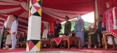 Tanggamus - Pemkab Tanggamus bersama forkopimda Peringati HUT RI ke 79 di Kabupaten Tanggamus Tahun 2024 Dengan Tema " Nusantara Baru Indonesia Maju". bertempat di Lapangan Merdeka Kecamatan Kota Agung, Sabtu, tanggal 17 Agustus 2024, Hadir dalam kegiatan tersebut Dr. Ir. Mulyadi Irsan M. T (Pj Bupati Tanggamus). Suaidi (Pj. Sekda Kabupaten Tanggamus), Para Kepala OPD. Peserta Upacara : TNI Polri, ASN Pemkab Tanggamus, Siswa/Siswi, para Ormas, para kepala pekon se-kabupaten kota agung dan tamu undangan. Dalam pelaksanaan Upacara Pengibaran Bendera Merah Putih dalam rangka memperingati HUT Ke 79 RI, bertindak selaku Irup adalah Dr.Ir. Mulyadi Irsan M.T (Pj Bupati Tanggamus) diikuti oleh Forkopimda Kabupaten Tanggamus dan peserta lainnya. Adapun petugas upacara adalah selaku Inspektur Upacara : Dr.Ir. Mulyadi Irsan M.T Pj Bupati Tanggamus. Komandan Upacara : Lettu Inf Jumiran Pasiter Kodim 0424/Tanggamus, Perwira Upacara Kapten Inf Juliani Abri Danramil 424-03/ Kota Agung, Komandan Pasukan Pengibar Bendera Letda Inf Yudi Pinalosa Dan Unit Intel Kodim 0424/Tanggamus, Petugas Pembawa Baki Aisyah Putria SMAN 2 Kota Agung, Pengibar Bendera M. Ifal Yuli Hendri SMA Negeri 1 Kota Agung. Aji Santoso SMAN 1 Semaka, Jovani Biamrirllah SMKN 1 Talang Padang. Dalam amanatnya pada upacara peringatan HUT RI ke 79, Pj. Bupati Tanggamus menyampaikan Setiap kita peringati hari Proklamasi Kemerdekaan Indonesia, maka dalam kesadaran jiwa kita akan selalu terkenang sejarah perjuangan, pengorbanan para pahlawan dan pejuang bangsa, yang tulus ikhlas, rela melepas kepentingan diri pribadi, meninggalkan sanak keluarga, bahkan sampai mengorbankan jiwa, raga, harta dan benda, sematamata demi merebut dan mempertahankan setiap jengkal bumi pertiwi dari tangan penjajah untuk mewujudkan kemerdekaan. Bangsa yang besar adalah bangsa yang menghargai jasa para pahlawannya. Untuk itu pada kesempatan yang baik ini, sudah sepatutnya kita memanjatkan do’a kepada para pahlawan yang telah gugur di medan juang maupun yang wafat setelah kemerdekaan, agar arwahnya diterima disisi Tuhan.Sebagai generasi penerus, kita harus dapat mewarisi dan melestarikan nilai-nilai perjuangan generasi sebelumnya. Kita menyadari bahwa tiap-tiap generasi dalam perjalanan sejarah bangsa dihadapkan pada tantangan zaman yang berbeda-beda. Saat ini semangat perjuangan tidak lagi dimanifestasikan dalam bentuk perjuangan fisik melawan penjajah, namun dalam bentuk perjuangan, pengabdian dan karya nyata untuk memecahkan berbagai permasalahan yang kita hadapi dalam rangka mencapai kemajuan, kemandirian dan kesejahteraan bangsa dan negara. Kini, 79 tahun sudah usia kemerdekaan kita hirup dan nikmati bersama. Setapak demi setapak kita telah berhasil merajut tata kehidupan dalam bingkai Bhinneka Tunggal Ika, sebagai pemersatu kekuatan bangsa yang dinaungi nilai-nilai luhur Pancasila sebagai pandangan hidup dan dasar negara Indonesia. Sehingga, kehidupan terasa indah, nyaman, selaras, serasi dan seimbang. Kesulitan demi kesulitan, permasalahan, hambatan, bahkan gangguan berhasil kita lewati, termasuk Pandemi Covid-19 yang melanda dunia dan telah meluluh-lantakan perikehidupan kita, berhasil dilewati dan kita terus survive atau bertahan walaupun dampak ekonomi masih terasa, namun perlahan-lahan kita berhasil bangkit. Namun, seiring perkembangan jaman, aspirasi demokrasi, modernisasi, dan globalisasi, telah mengubah bahkan menggeser kepribadian luhur yang kita miliki bersama, yaitu rasa saling hormat menghormati, tolong menolong, gotong royong, menjadi semakin menipis. Kesemuanya ingin serba instan dalam meraih sesuatu, memaksakan kehendak, saling curiga, saling mencari kesalahan, bahkan saling menjatuhkan untuk mendapatkan sesuatu. Itulah fenomena nyata yang kita hadapi sekarang ini, yang tanpa kita sadari berpotensi memecah persatuan dan kesatuan bangsa. Terlebih di tahun 2024 ini merupakan tahun politik di negara dan di daerah kita Tanggamus. Setelah di bulan Februari kita sukses melaksanakan PILEG dan PILPRES, dan pada bulan November nanti di seluruh wilayah Kabupaten Tanggamus akan dilaksanakan Pemilihan Umum Kepala Daerah. Kami mengajak seluruh elemen masyarakat Kabupaten Tanggamus untuk terus bersatu, beda pilihan adalah wajar dalam demokrasi. Namun persatuan dan kebersamaan harus terus kita rajut, bersama-sama kita manfaatkan segala potensi keberagaman budaya, adat istiadat serta agama maupun potensi Sumberdaya Manusia dan Sumberdaya Alam yang ada, kita harus bersatu dan bergerak bersama untuk maju dan berprestasi dalam meningkatkan pembangunan di semua sektor kehidupan, agar masyarakat Tanggamus dapat hidup sejahtera lahir dan bathin. Syukur Alhamdulillah, capaian pembangunan Kabupaten Tanggamus terus membaik dan meningkatdari tahun ke tahun. Capaian ini merupakan buah dari usaha dan kerja keras jajaran Pemerintah Kabupaten Tanggamus dan tentunya karena dukungan, partisipasi serta doa dari seluruh lapisan masyarakat Kabupaten Tanggamus. Beberapa capaian indikator makro secarasingkat dapat saya gambarkan sebagai berikut: 1) Indeks Pembangunan Manusia Kabupaten Tanggamus meningkat menjadi 69,93 dari 69,32pada tahun sebelumnya. 2) Angka Kemiskinan Kabupaten Tanggamus berhasil diturunkan menjadi 10,28 % dari 10,52 %; 3) Tingkat Pengangguran Terbuka juga berhasil diturunkan, menjadi 3,35 % dari 3,70 %; 4) Laju Pertumbuhan Ekonomi berhasil ditingkatkan menjadi 4,7 % dari 4,16 %; 5) Laju Pendapatan Perkapita Kabupaten Tanggamus meningkat sebesar 7,06 % dari 27,6 juta rupiahmenjadi 29,5 juta rupiah; 6) Gini Ratio atau Ketimpangan Pendapatan Masyarakat di Kabupaten Tanggamus mampu diturunkan dari 0,261 menjadi 0,256. Di akhiri amanat saya ingin sampaikan penghargaan dan terima kasih yang tulus atas dorongan semangat, koreksi dan kritik kepada kami selaku penyelenggara pemerintahan baik eksekutif, yudikatif maupun legislatif dalam mengemban amanah tugas pemerintahan dan pembangunan selama ini. Di lanjut Rumah Dinas Bupati dilaksanakan acara resepsi dalam rangka memperingati HUT RI ke 79 diikuti oleh Forkopimda Tanggamus, Kepala OPD dan tamu undangan. [Khoiri]