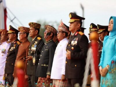 Pj. Gubernur Samsudin Ikuti Upacara Penurunan Bendera dalam Rangka HUT RI ke-79 di Kota Baru